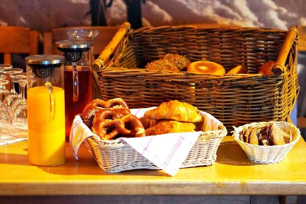 Food at a breakfast buffet.